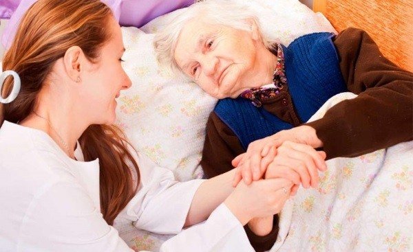 Prendre soin des patients après un AVC: conseils précieux Comment soigner une personne âgée alitée après un AVC