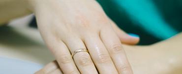 Design d'ongles avec des confettis - les tendances les plus en vogue